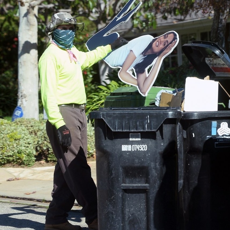 مساعد بن أفليك يضع صورة أنا دي أرماس في صناديق القمامة