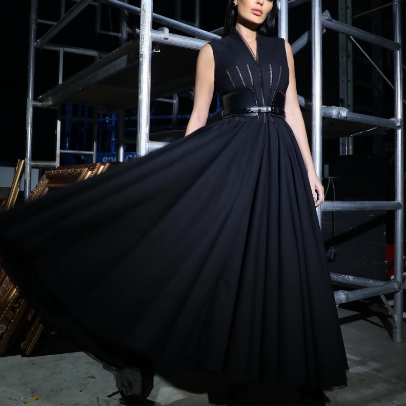 بيرلا حلو في فستان اسود ناعم مزين بالكشكش