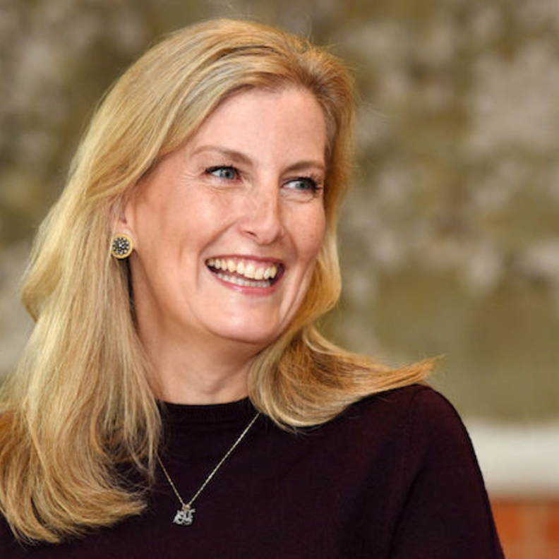  في عيدها الـ 56.. أجمل مجوهرات الكونتيسة صوفي الناعمة