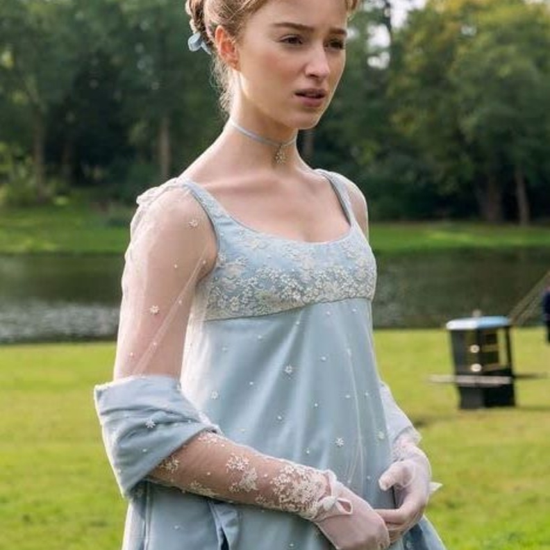 تعريقات الورود والتطريز في الإطلالات