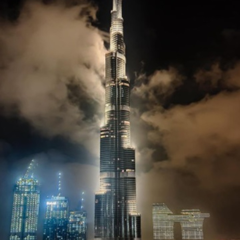 برج خليفة يعناق السحاب 