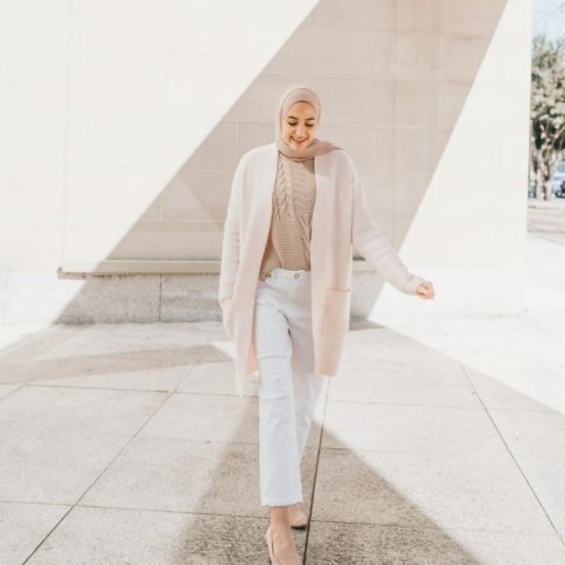 البنطلون الجينز الممزق بطريقة ناعمة بأسلوب لينا الأسد