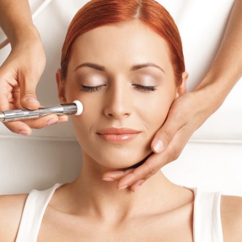 تقشير الجسم بالليزر يساعد على تقشير البشرة