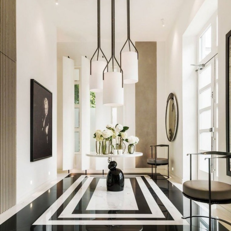  الرخام بالأبيض والأسود لديكور مدخل منزل فخم وعصري