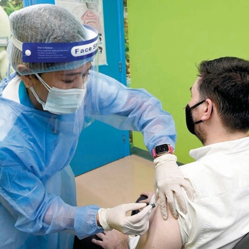  إقبال كبير من الطلاب والمعلمين على أخذ لقاح كوفيد-19 في أبوظبي