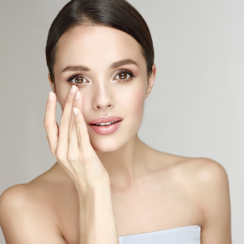 علاج مشاكل الإحمرار والإنتفاخ والسواد تحت العين بالطرق الطبيعية