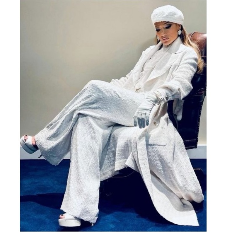 تألق جنيفر لوبيز Jennifer Lopez بملابس فاخرة وبيضاء حملت توقيع دار شانيل Chanel