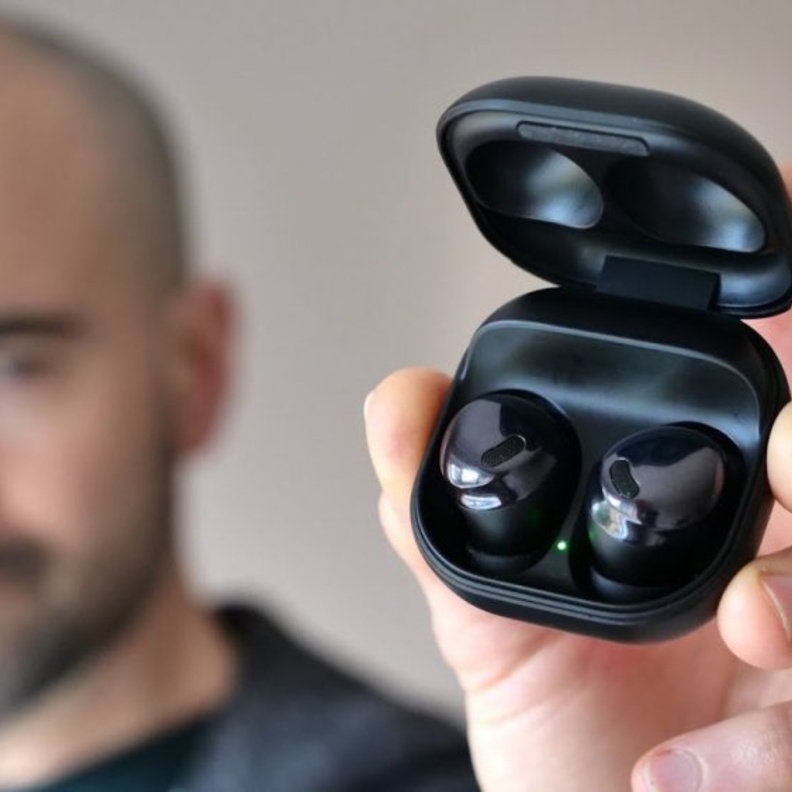  السماعات الجديدة تأتي مع ثلاثة ميكروفونات لتمكين ميزة إلغاء الضجيج