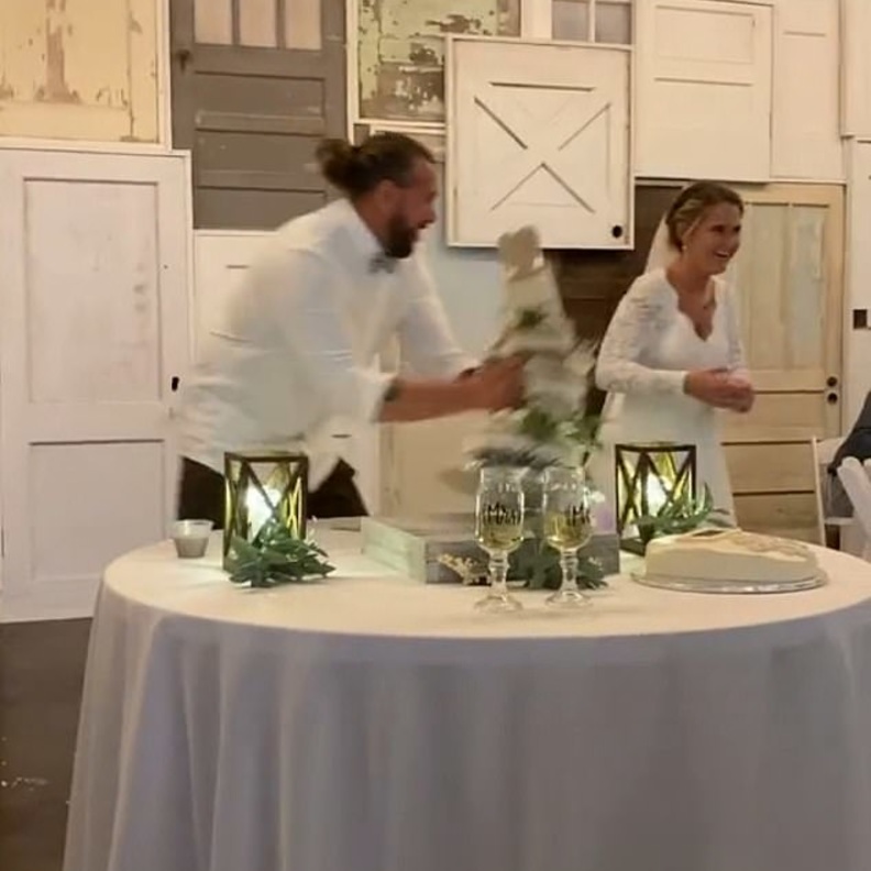 عريس يقذف عروسه بكعكة الزفاف بقوة في حفل زفافهما