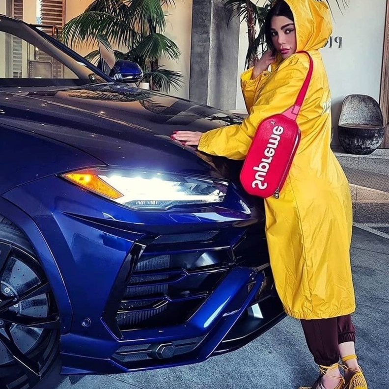 احدث اطلالات هيفاء وهبي الشبابية بموضة المعطف الاصفر