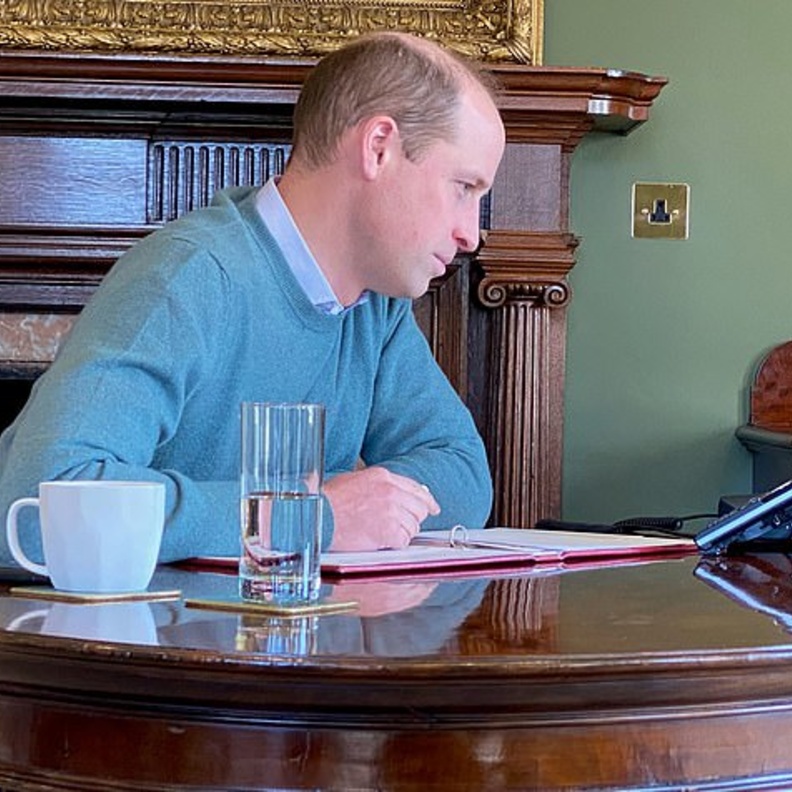 الأمير وليام يستمع لقصص بكاء مسنين بعد حصولهم على لقاح كوفيد-19