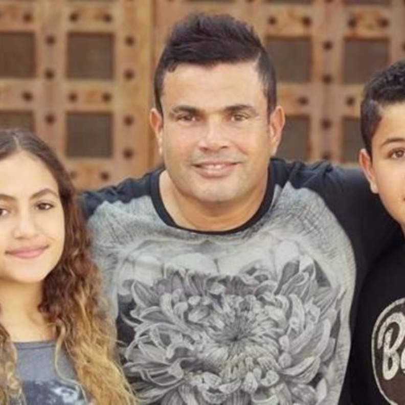 عمرو دياب وابنيه