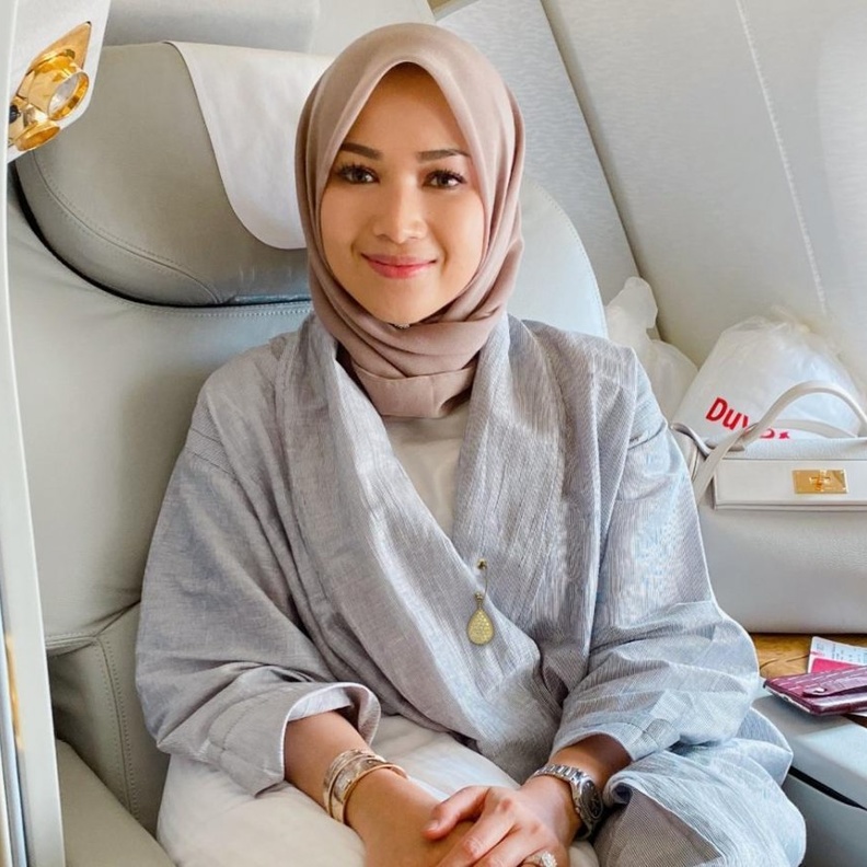 تنسيق البروش مع العباية على طريقة نجاة المنير