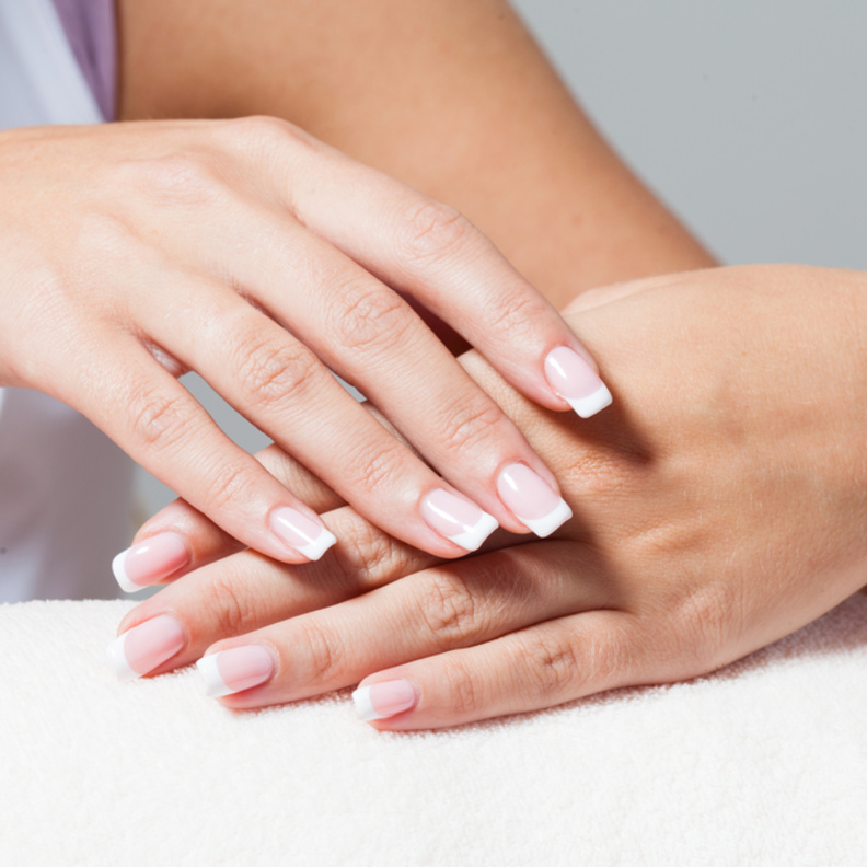 خلطات طبيعية لتنظيف الاظافر وتلميعها.