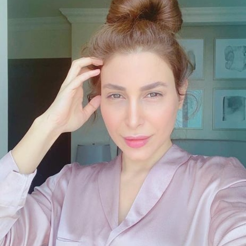 اطلالات جمالية ناعمة تناسب الحجر المنزلي مستوحاة من يارا