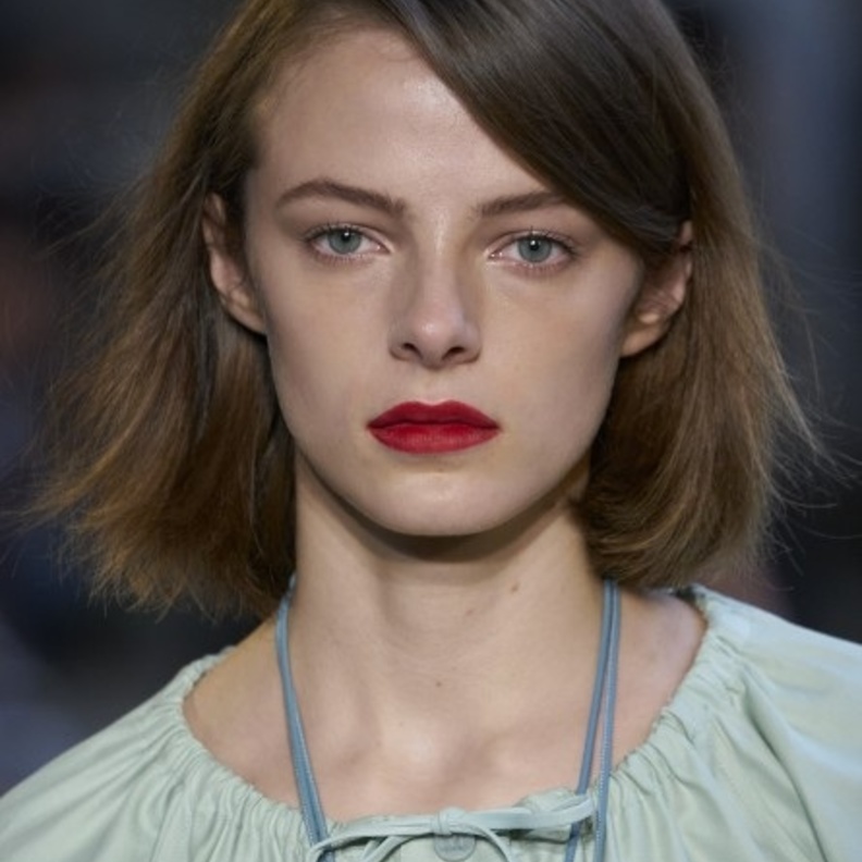 أفضل تسريحات وقصات شعر للوجه النحيف لإطلالة جذابة 2021