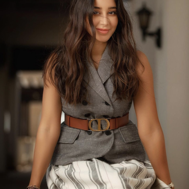 اطلالة صباحية ناعمة اعتمدتها اسيل عمران