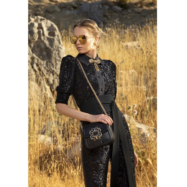 تألقي بالجمبسوت الأسود المزيّن بالترتر من مجموعة إيلي صعب