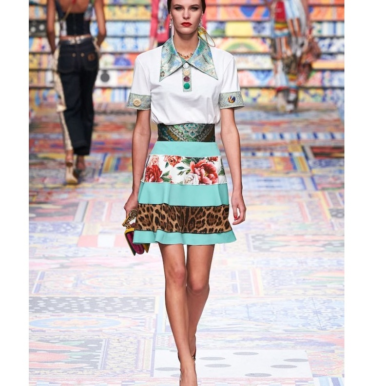 التنورة الميني بمزيج نقشة الورود والنمر مع الأزرق من Dolce & Gabbana 