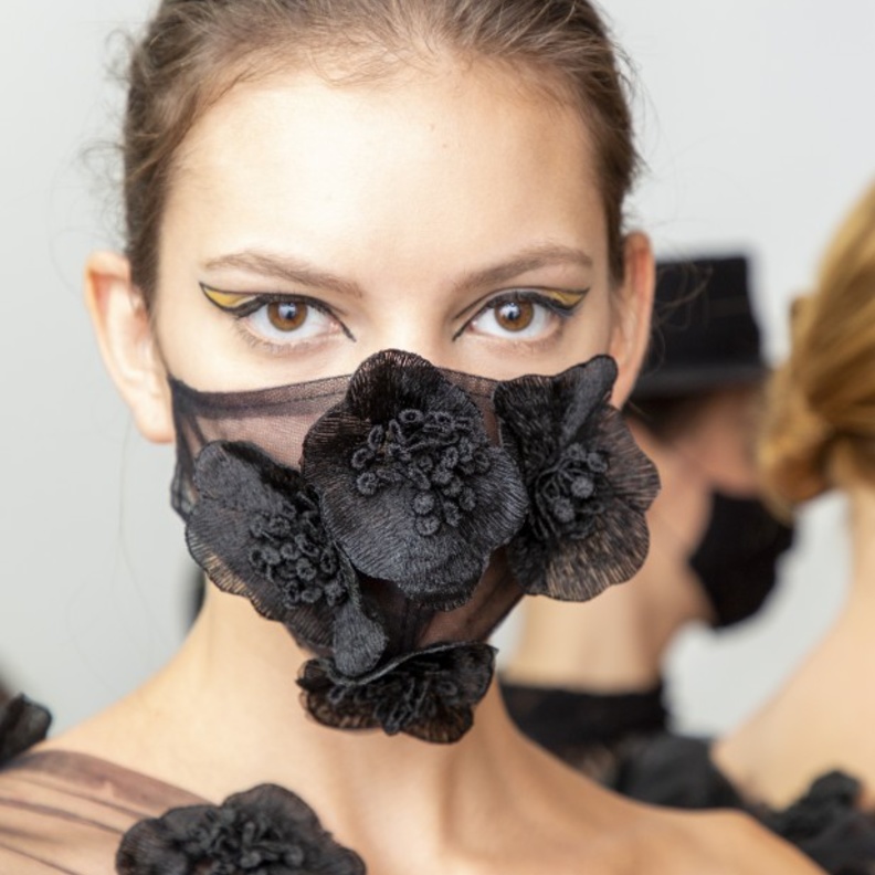 مستحضرات مكياج تحتاجينها مع مظهر الكمامة لسهراتك خارج المنزل