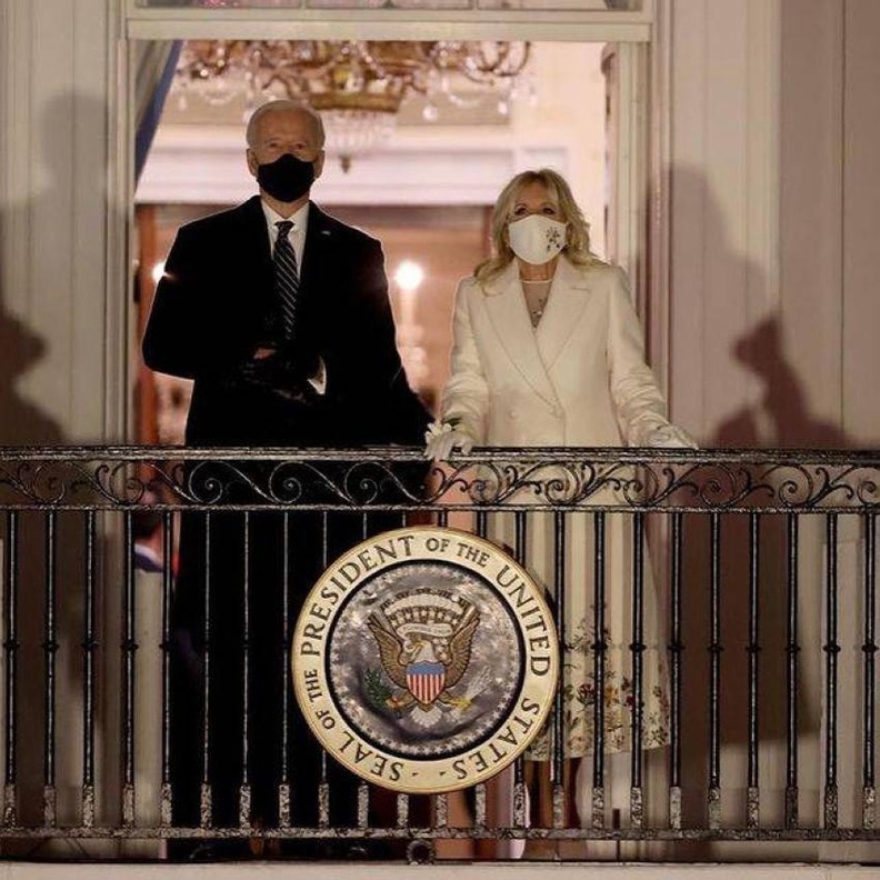 اختلفت المناسبة والهدف واحد.. هكذا تشابهت إطلالة جيل بايدن مع ميغان ماركل