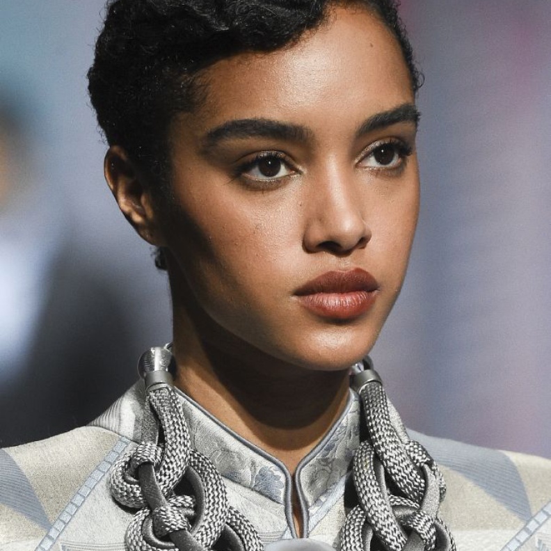 الوان مكياج برونزية تناسب البشرة السمراء من Giorgio Armani