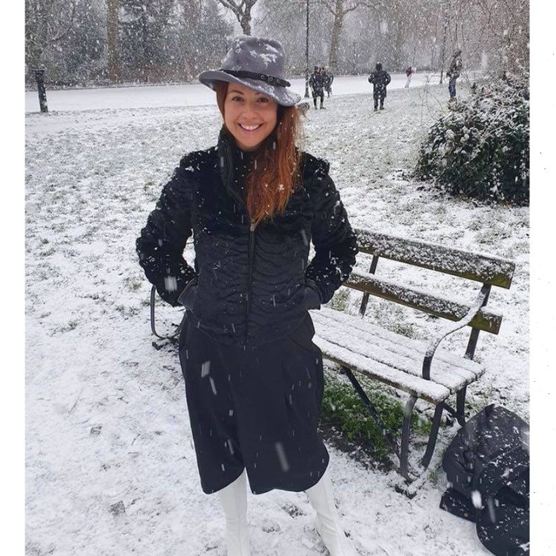 صور اطلالة ريا ابي راشد الاخيرة أنيقة وكاجوال وسط الثلج