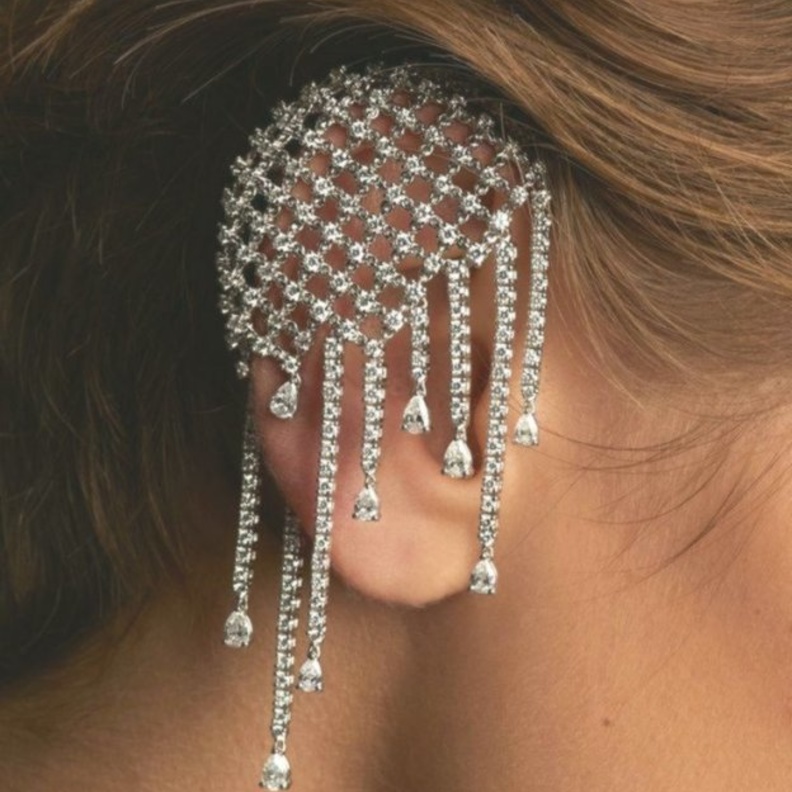  زيني اطلالة السهرة ببريق التميز مع أقراط الماس العصرية