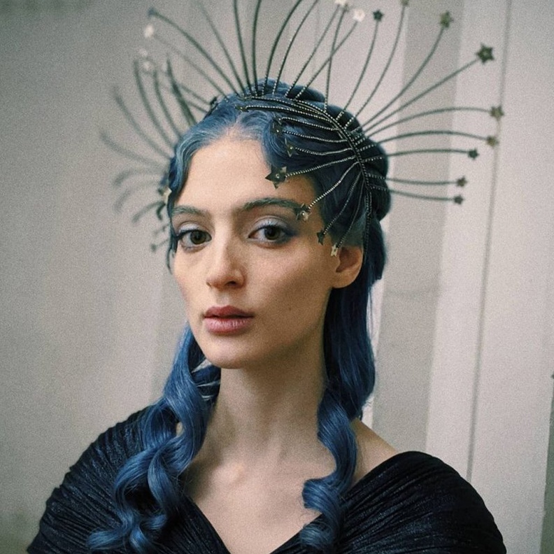 تسريحات شعر ويفي عريض في عرض ديور للهوت كوتور في ربيع 2021