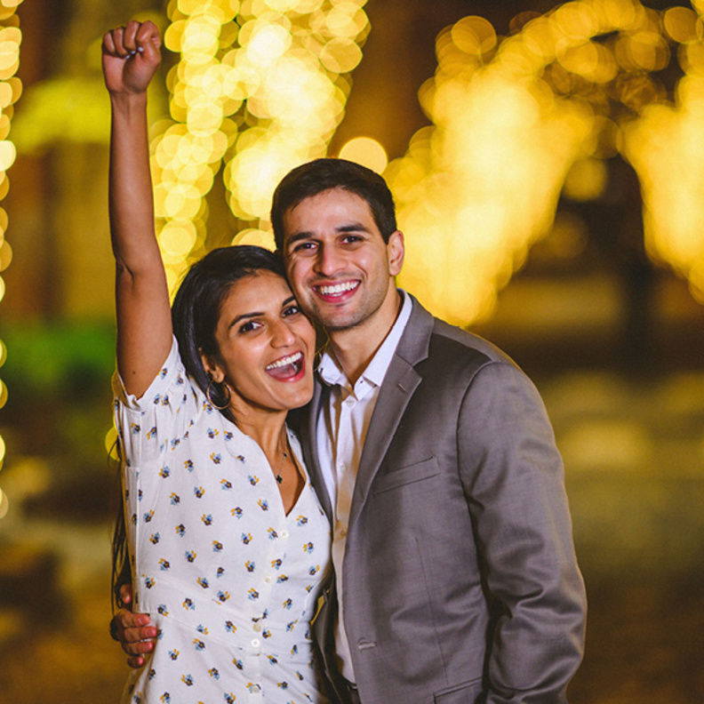  طبيب طوارئ يفاجئ صديقته بعرض زواج رومانسي