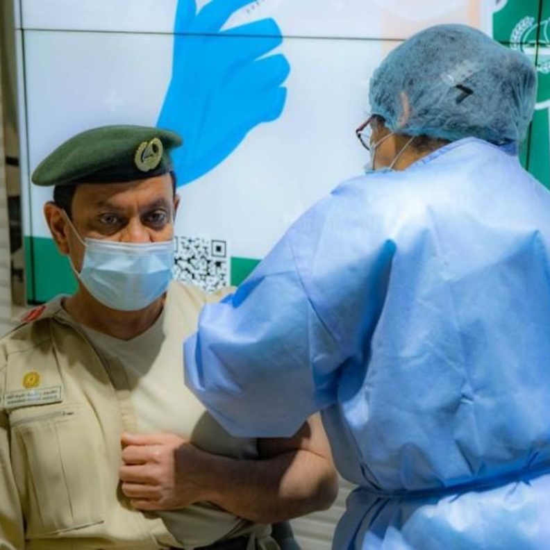  شرطة دبي توفر لقاح كوفيد-19 لأفرادها في أماكن العمل