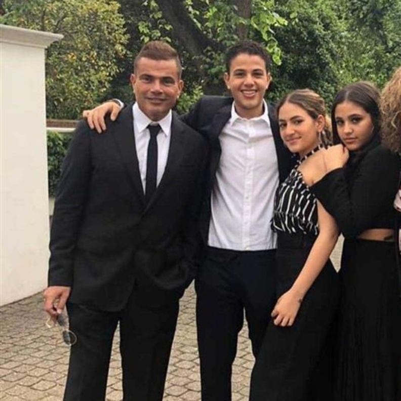 اسرة عمرو دياب