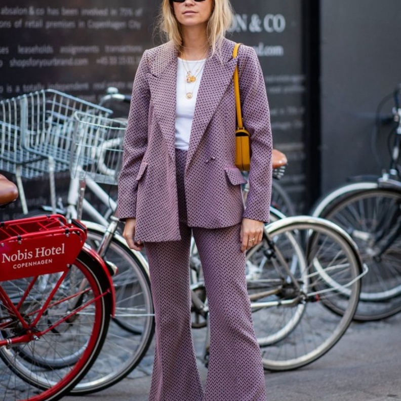 نسقي الحذاء الرياضي الأبيض مع البدلة المزينة بالنقشات