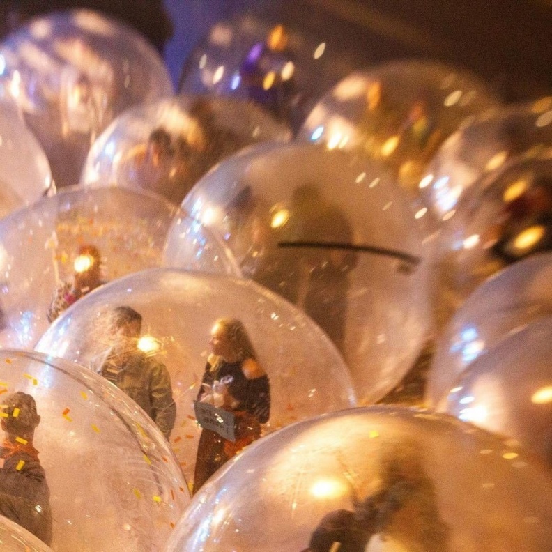 حفل موسيقي داخل بالونات هوائية بسبب كوفيد-19