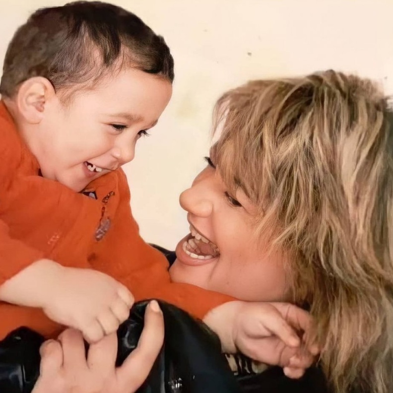 ليلى علوي وابنها