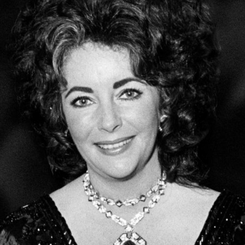  اليزابيث تايلور بقلادة علامة بولغري