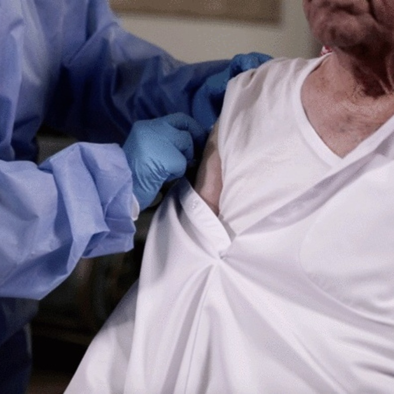  تنظيم 100 زيارة يومية في الشارقة لتطعيم كبار السن