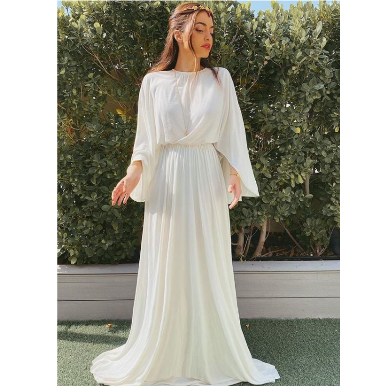 كارين وازن بدت ساحرة بالفستان الأبيض الماكسي مع الأكسسوار الذي زيّن شعرها