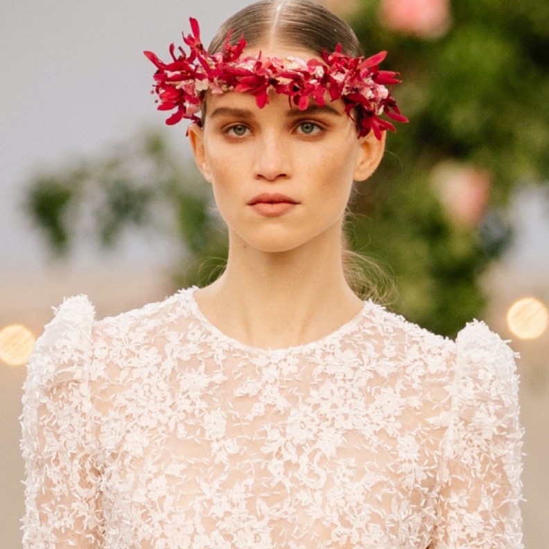 مكياج برونزي واكسسوارات شعر الورود موضة 2021 في عرض شانيل للهوت كوتور