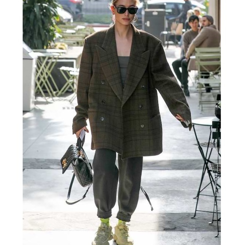 بلوز اوفر سايز باللون البيج نسقتها هايلي بالدوين مع الجينز