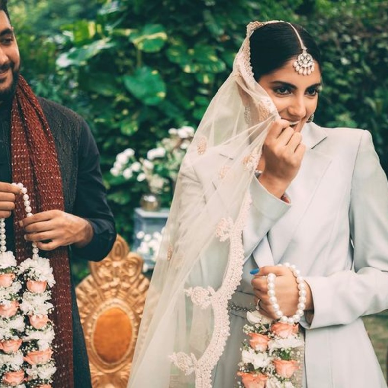  زوج سانجانا ريشي دعم اختيارها