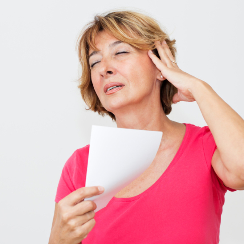  طرق علاج الهبات الساخنة لدى النساء وأسبابها