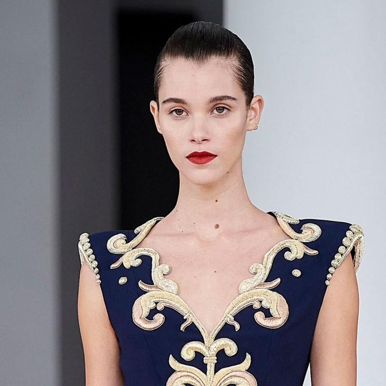 الوان احمر الشفاه القوي في باريس من دار Alexis Mabille