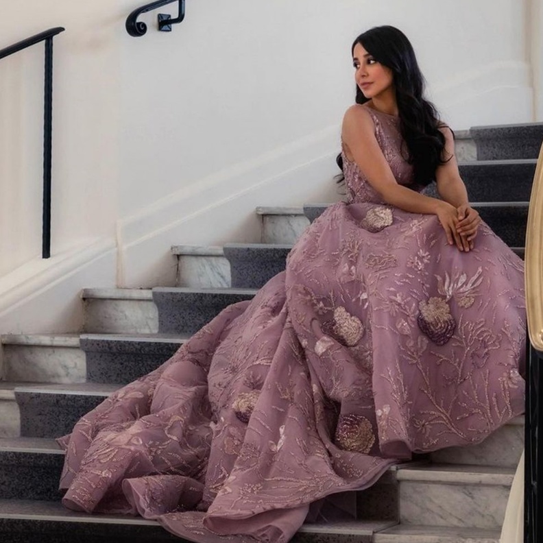 موديلات فساتين سهرة مزخرفة وبنفسجية مستوحاة من اطلالات اسيل عمران