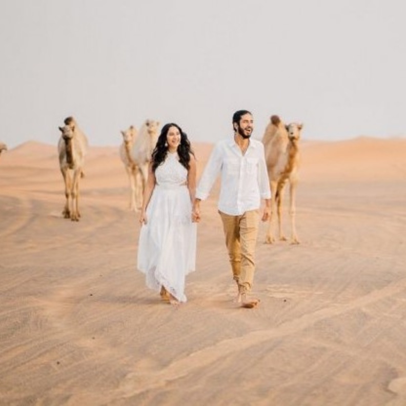 صور رومانسية للعرسان في الصحراء