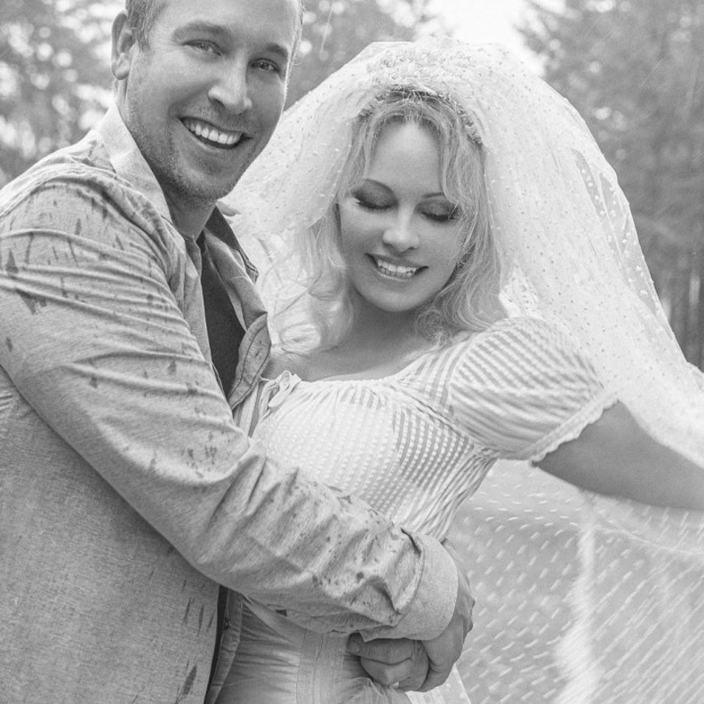  باميلا أندرسون سعيدة بزواجها