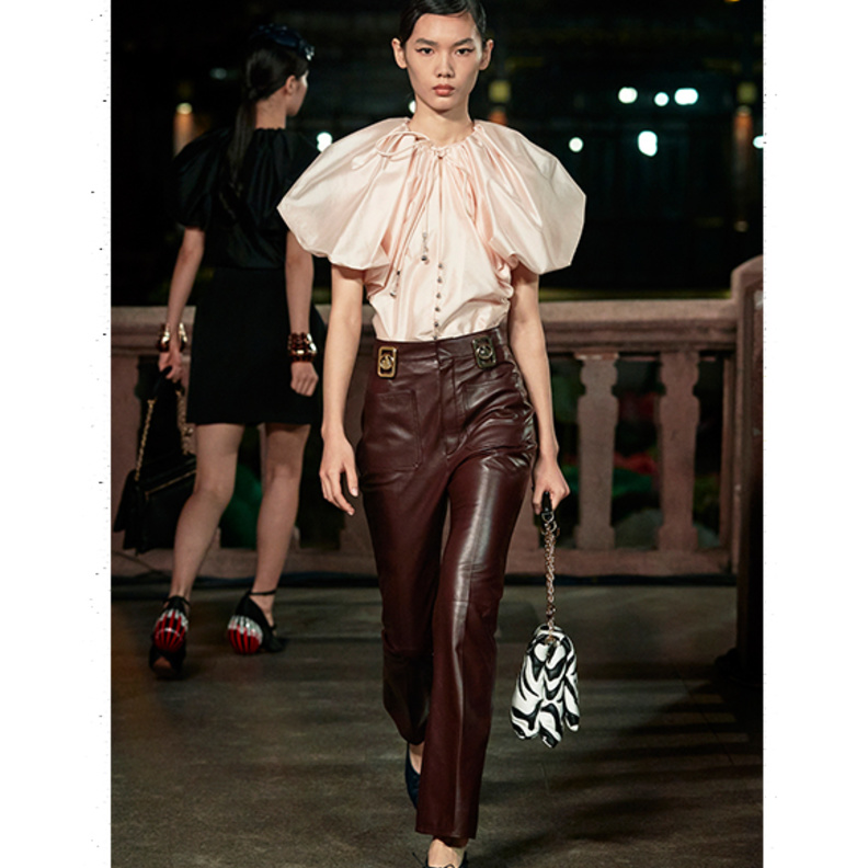 موضة الاكمام المنفوخة مع التوبات اللماعة من دار Lanvin