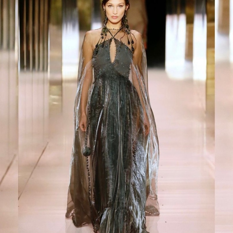 بيلا حديد في عرض أزياء فندي خلال أسبوع الهوت كوتور في باريس 2021