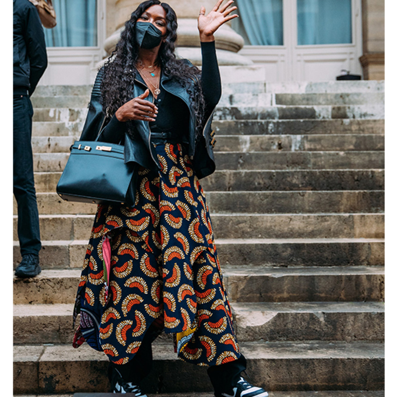 صيحات الـStreet Style ‎‏ 2021من وحي ناعومي كامبل مع التنانير المزخرفة الطويلة