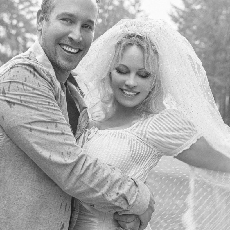 باميلا أندرسون وزوجها